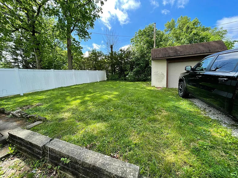 1818 Schiller Ave — Photo 4