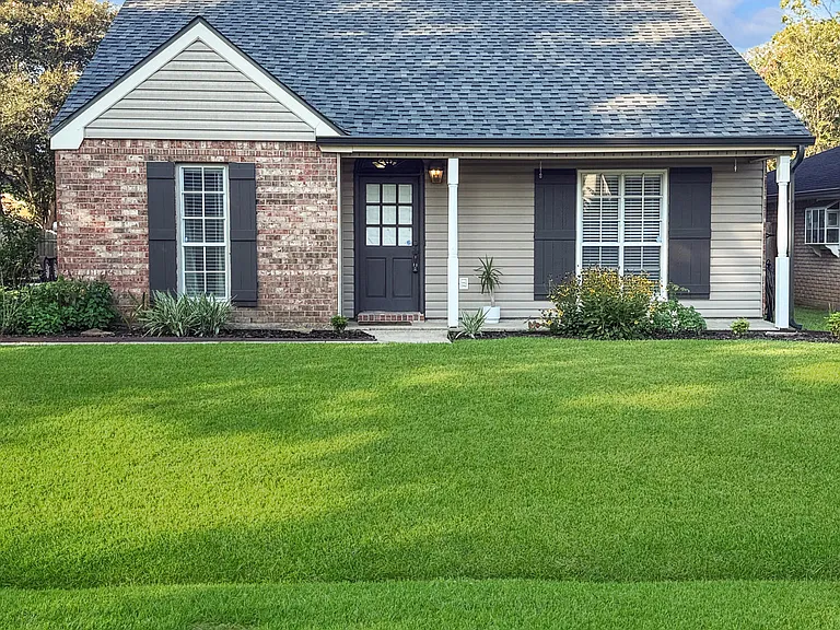 820 Rosedown Ln — Photo 1