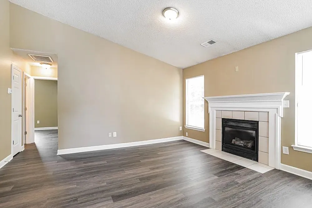 3 bed, 1204 sqft, $1,965 — Photo 2