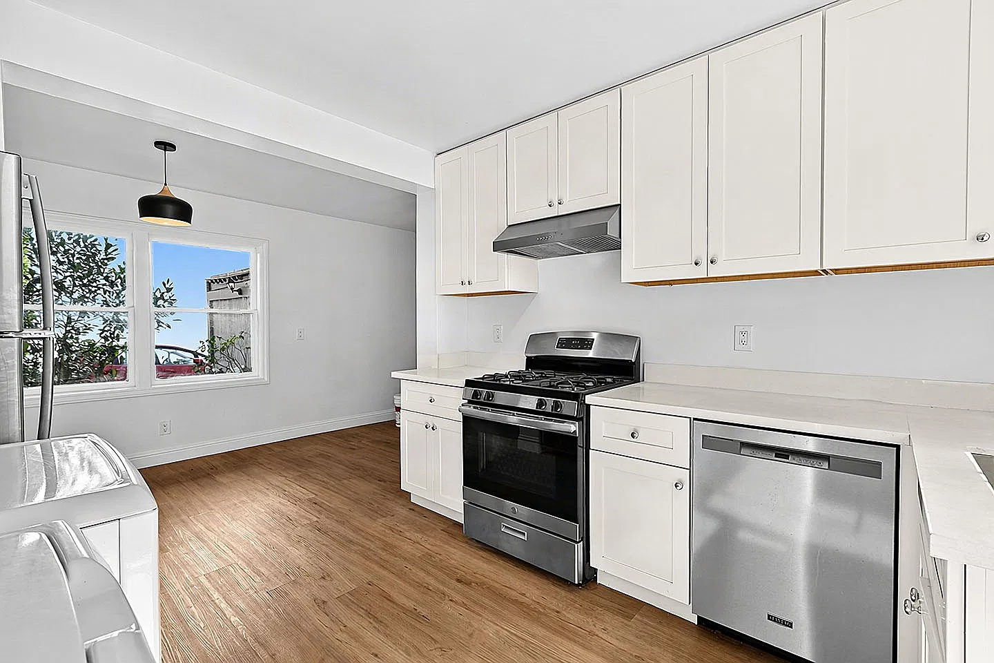 2 bed, 900 sqft, $4,800 — Photo 2