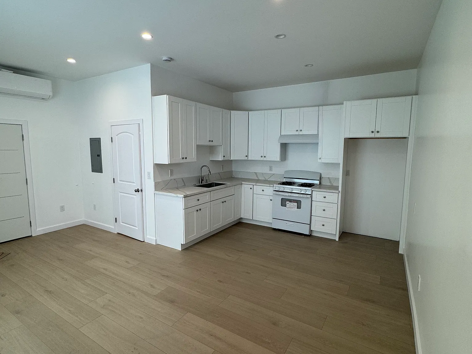 Studio, 400 sqft, $1,950 — Photo 2