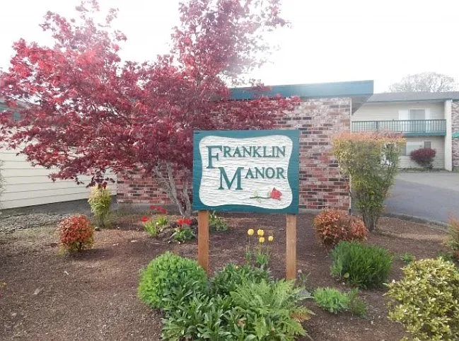 Franklin Manor Apartments — Photo 2