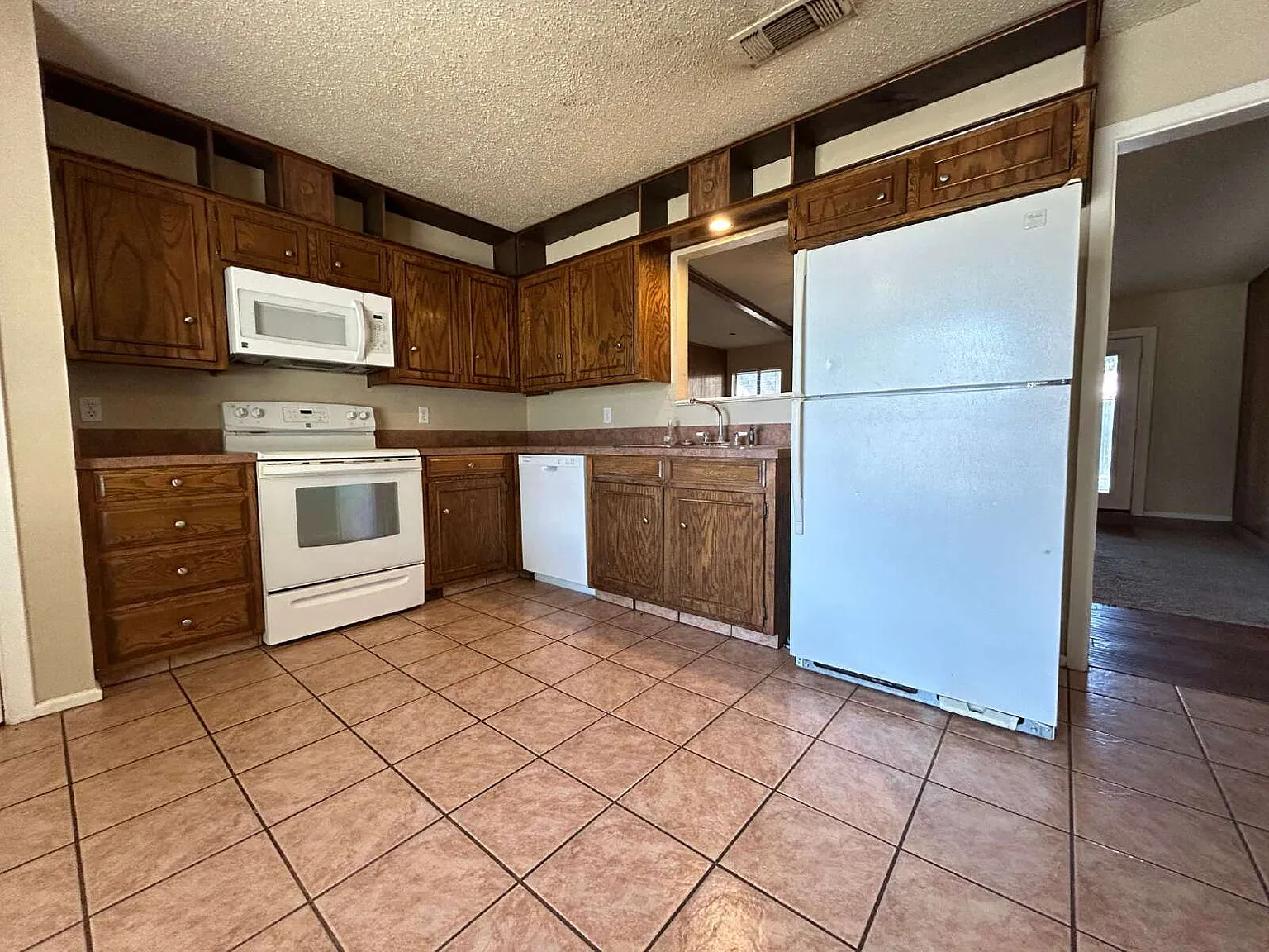 3 bed, 2.0 bath, 1375 sqft, $1,300 — Photo 3