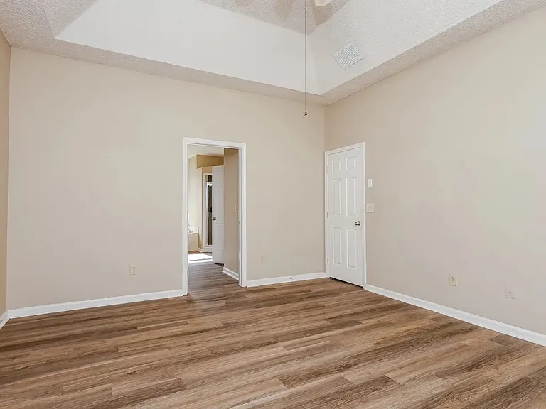 11820 Lake Fern Dr — Photo 2