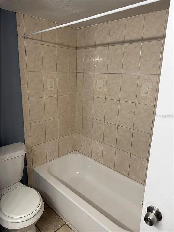 Building Photo - 7210 N Manhattan Ave #2011