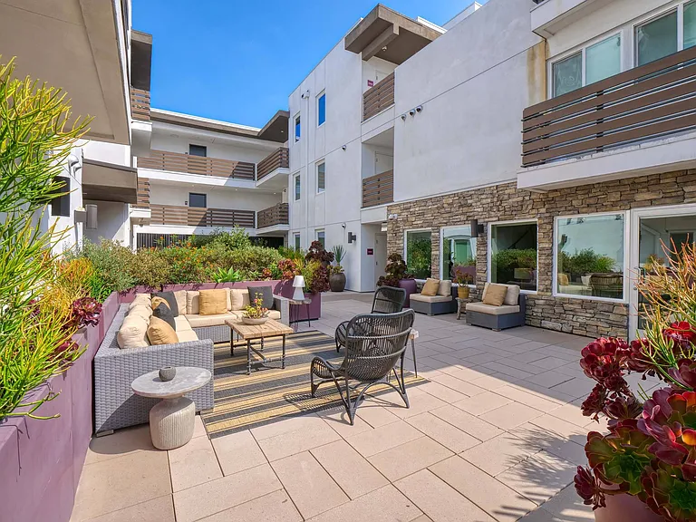 The Metropolitan at Larchmont Village — Photo 33