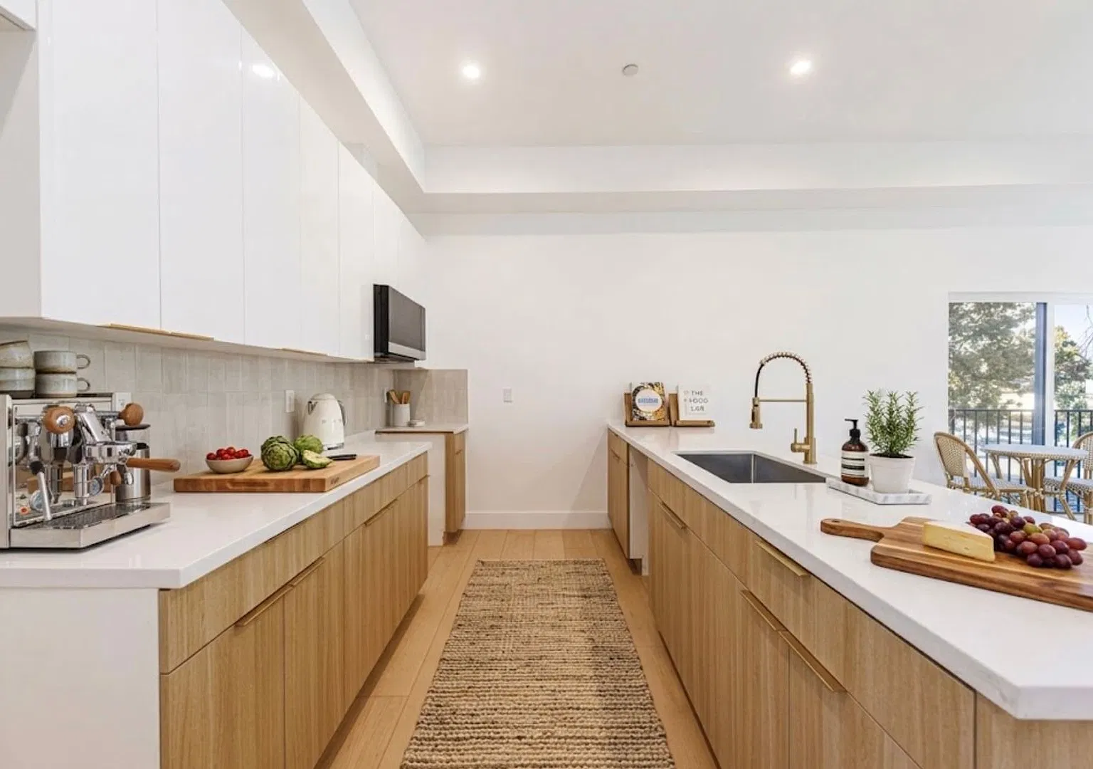 5931 Woodman Ave — Photo 3