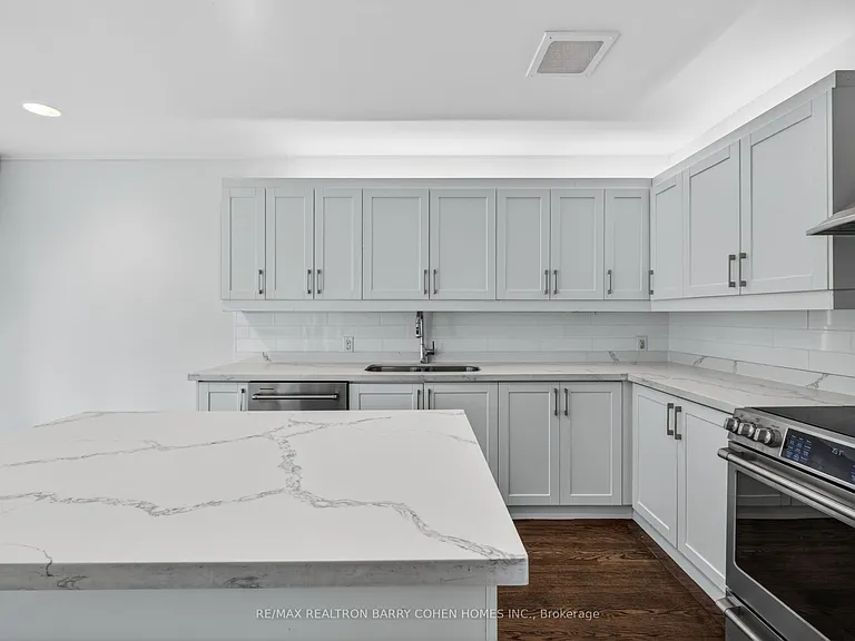 21 Tudor Gate — Photo 10