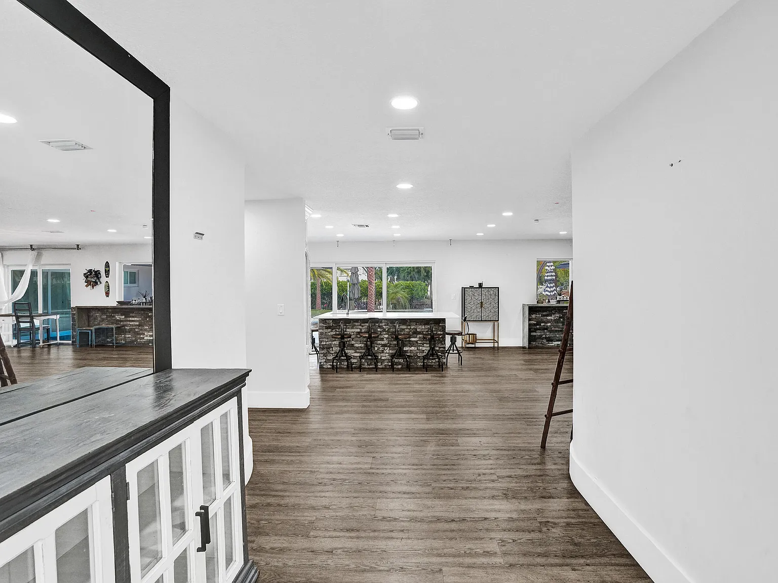 6 bed, 4.0 bath, 3630 sqft, $9,995 — Photo 2