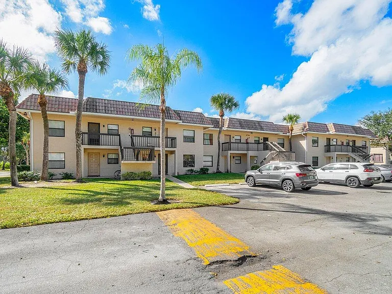 6736 Palmetto Cir S #105 — Photo 24
