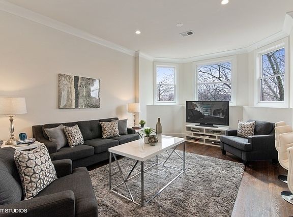 3rd image of 1226 W Winnemac Ave #3S
