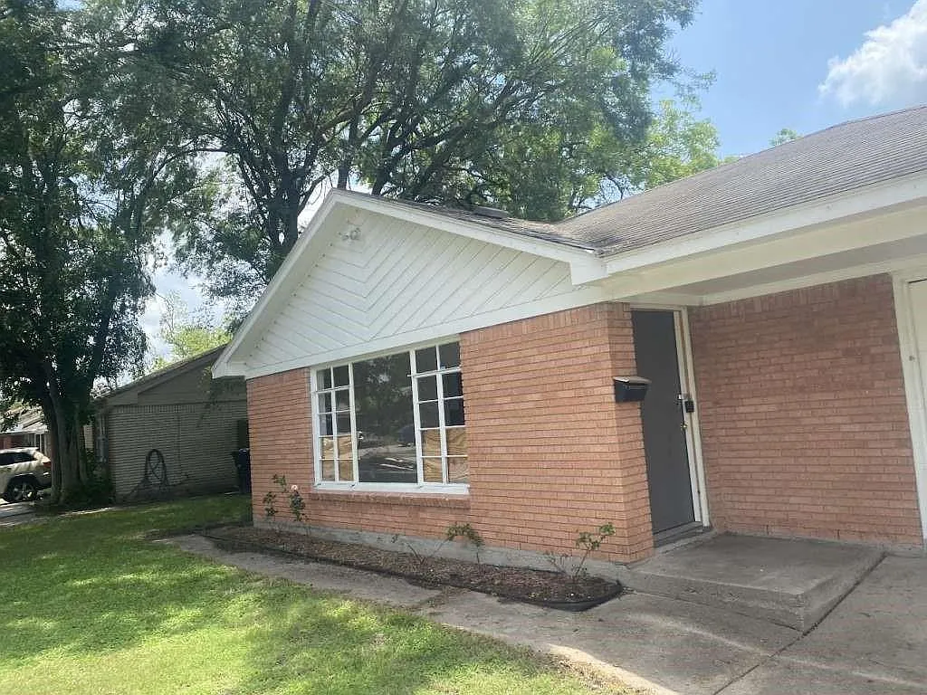 3 bed, 1.0 bath, 1119 sqft, $1,750 — Photo 2