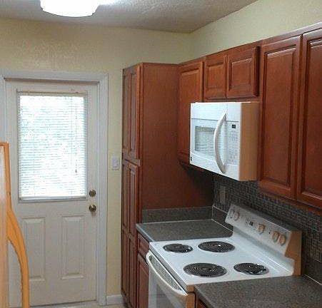 Kitchen with Dishwasher, microwave & icemaker