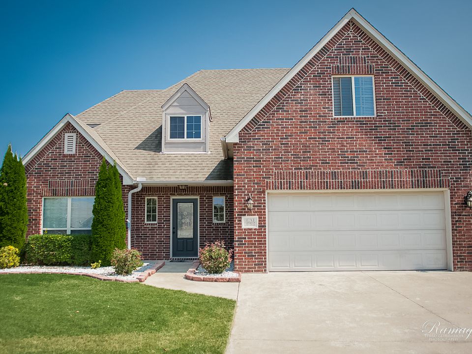 1st image of 102 NE Lake Forest Ln