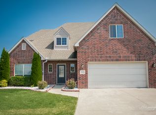 102 NE Lake Forest Ln, Bentonville, AR 72712