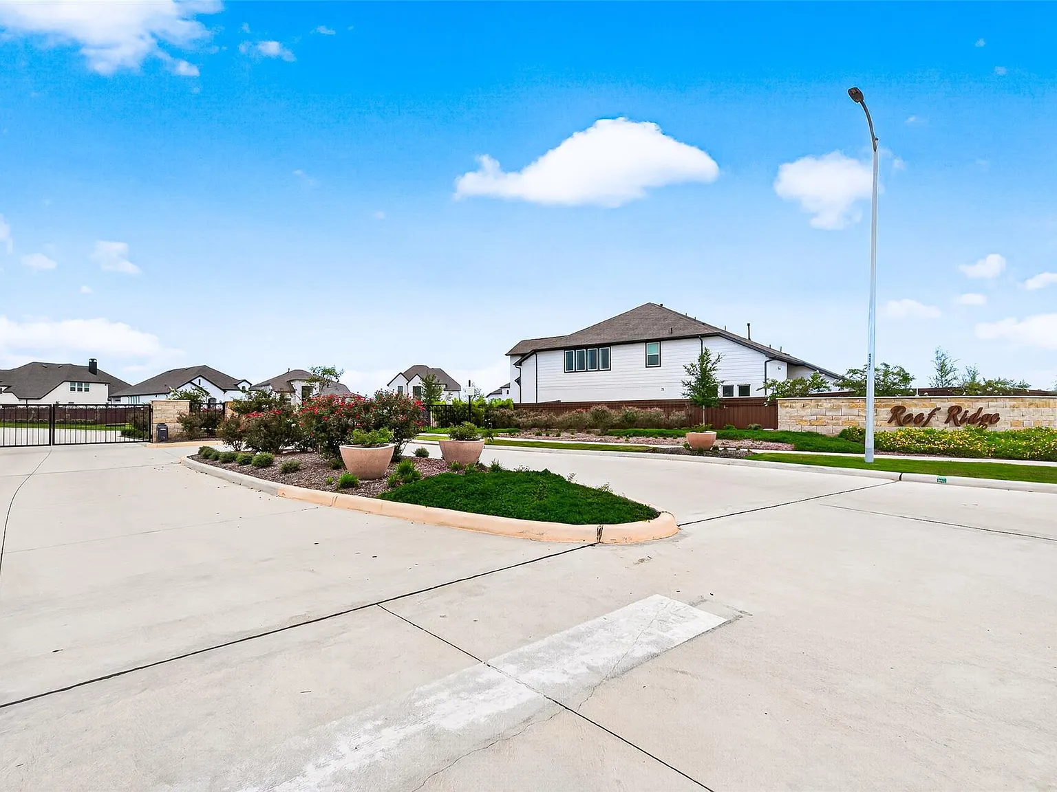 4 bed, 3.0 bath, 2530 sqft, $3,200 — Photo 3
