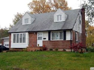 55 Lyon St, Valley Stream, NY 11580