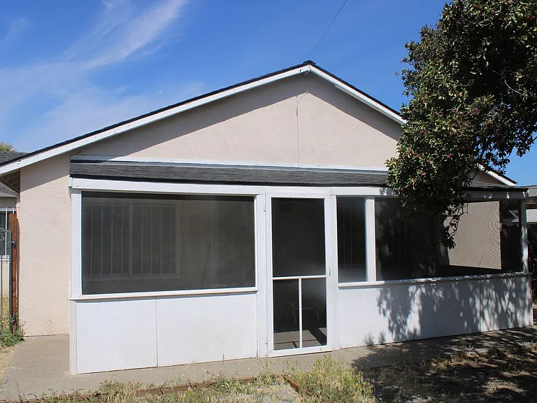 135 Poinsettia Ave — Photo 32