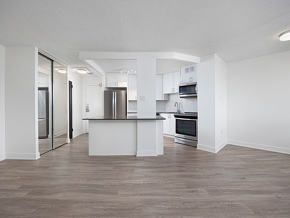 5th image of 3122 Hurontario St #2-Bedroom