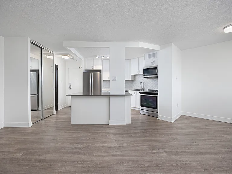 3122 Hurontario St — Photo 9