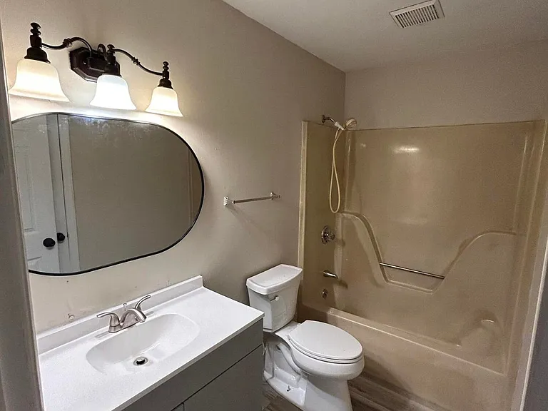 572 Highland Dr SW #8 — Photo 4