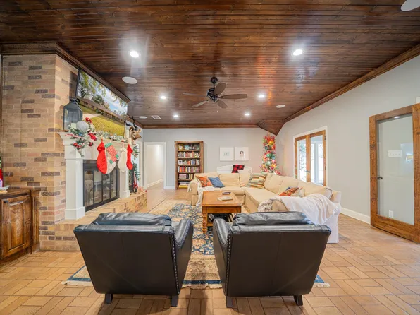 2301 Greenhills Dr, Kilgore, TX 75662