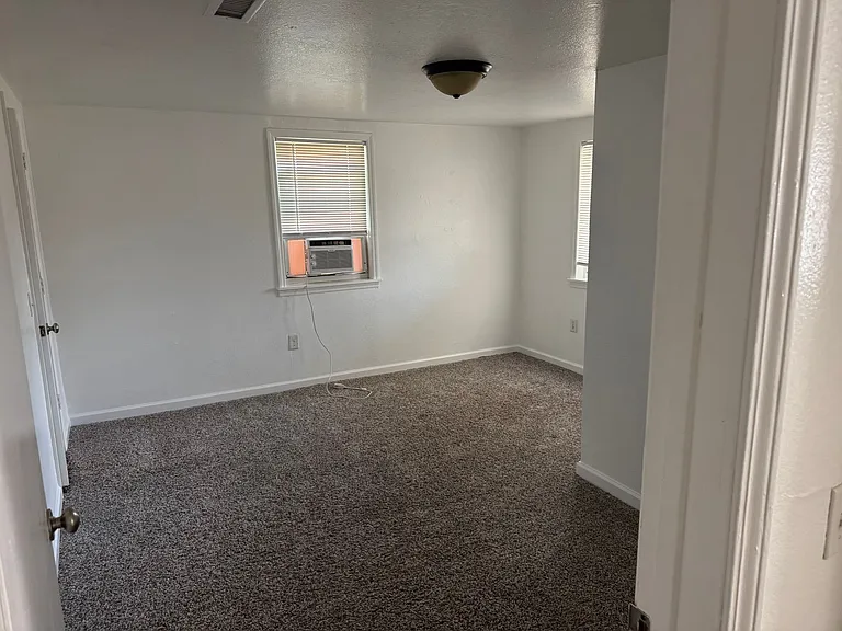 414 W College St — Photo 6
