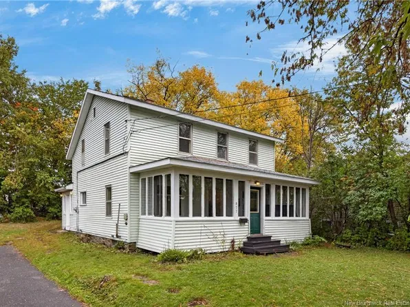 877 Barker St, Fredericton, NB E3A 3K4