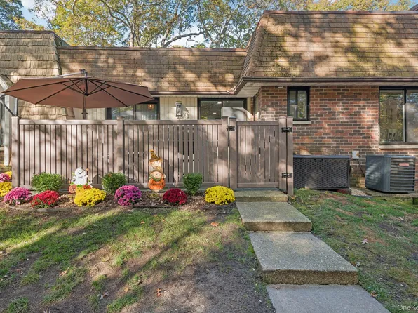 312 Clubhouse Court, Coram, NY 11727
