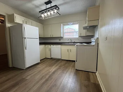 Crestwood Apartments — Photo 19