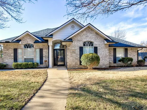 1702 Hunters Hill Dr, Enid, OK 73703