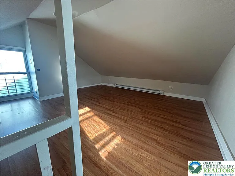 1122 E 4th St — Photo 12
