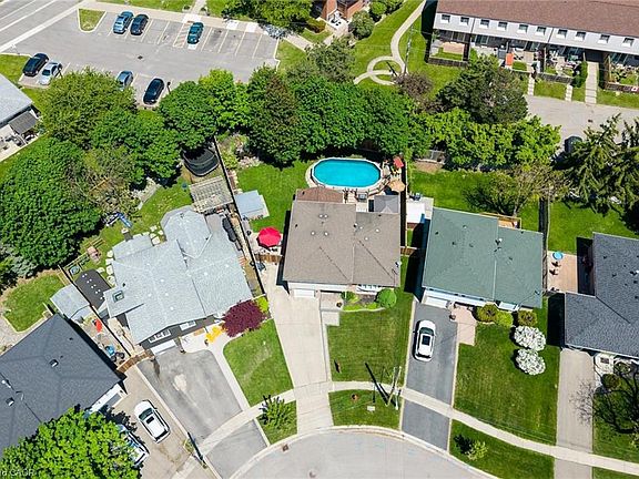 2nd image of 26 Marilyn Cres