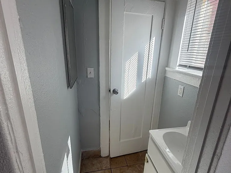 1128 Raymond Ave — Photo 2