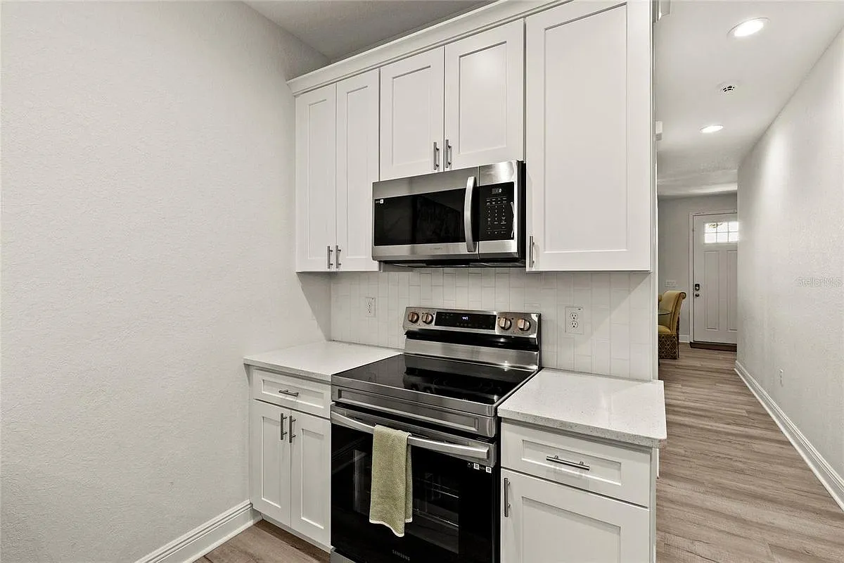 3 bed, 3.0 bath, 1384 sqft, $3,450 — Photo 4