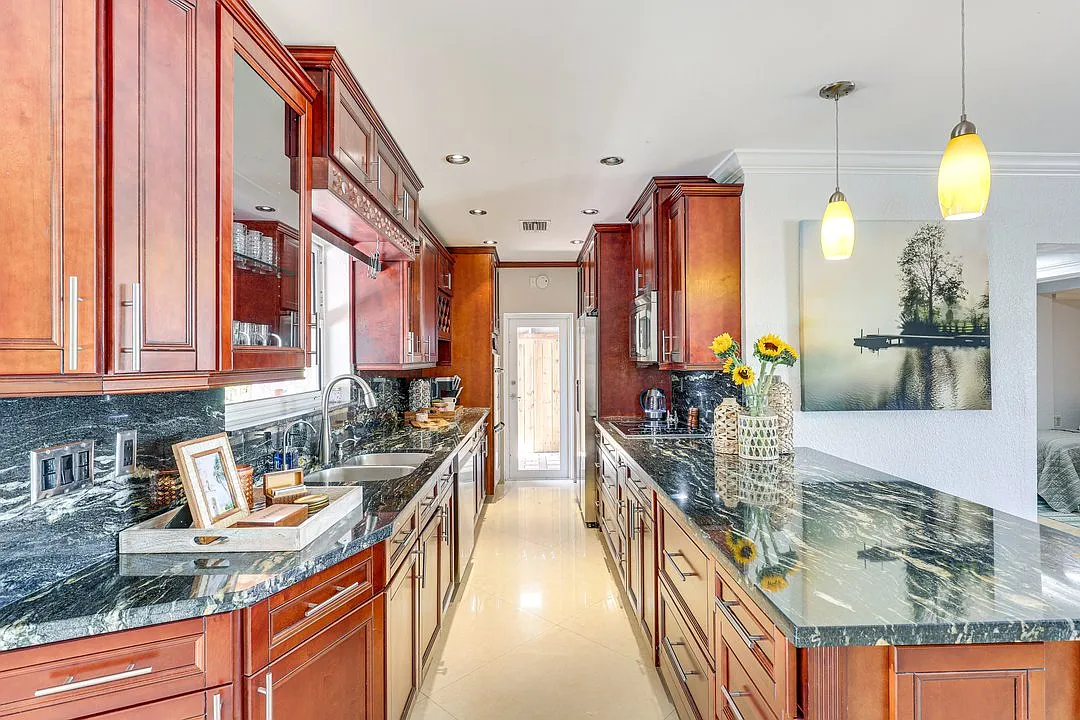 4 bed, 1185 sqft, $5,990 — Photo 3