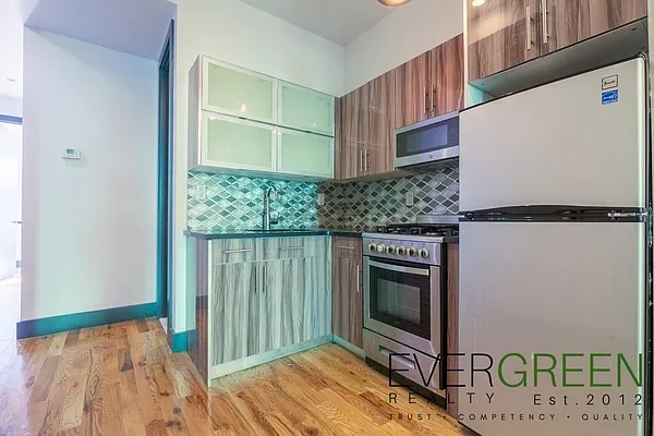 Rented by Evergreen Apartments BK | media 39