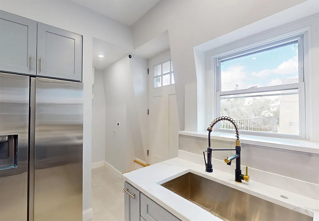 4 bed, 3.0 bath, 1400 sqft, $4,200 — Photo 4