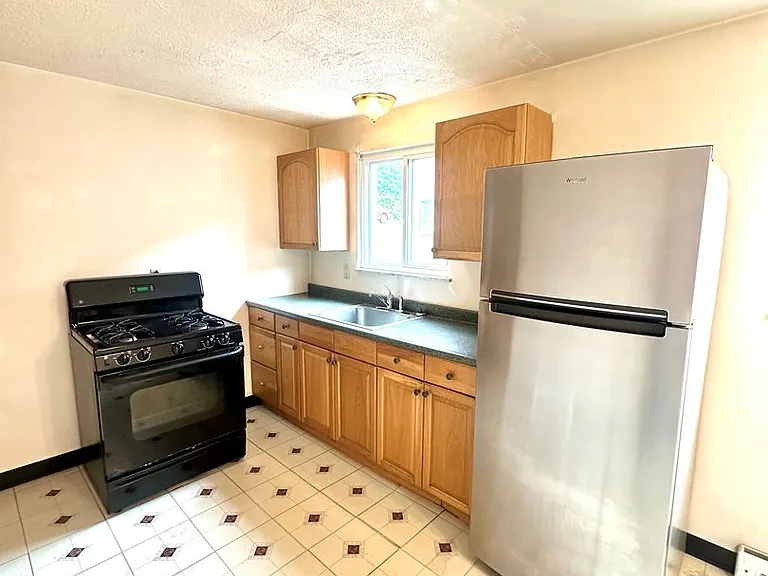 402 Brierly Ln — Photo 4