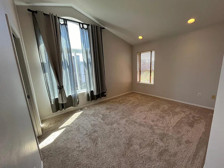 512 NE 73rd St — Photo 3