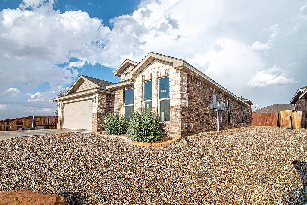 4 bed, 2.0 bath, 2123 sqft, $3,000 — Photo 2
