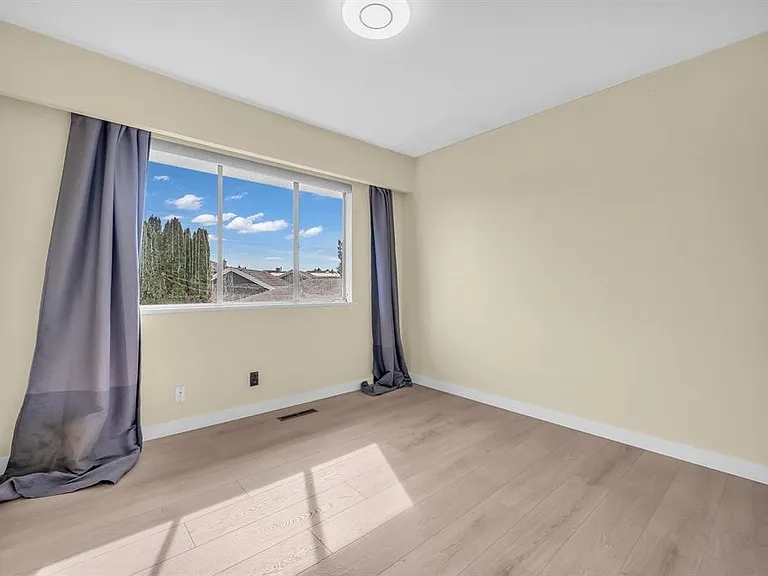 8620 Camden Cres — Photo 7