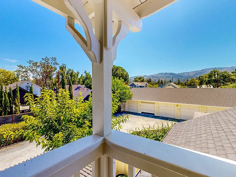 1133 Edwards St — Photo 7