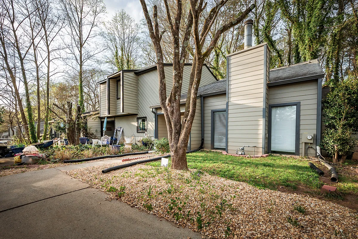 Building Photo - 253 Toweridge Dr SW
