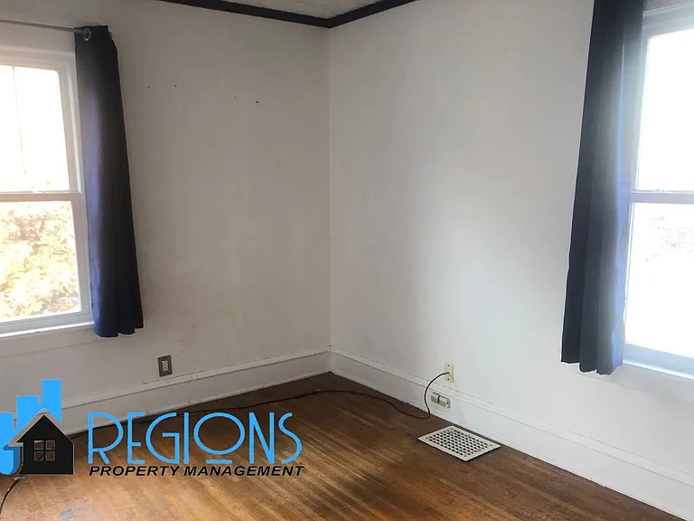 501 E Locust St — Photo 14
