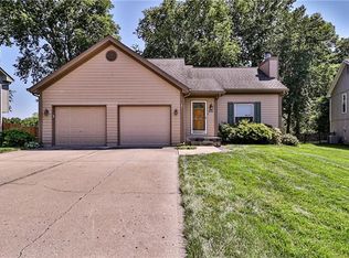 1036 SW Twin Creek Dr, Lees Summit, MO 64081