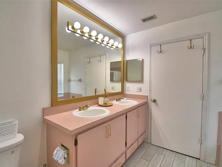 2935 Dickens Cir — Photo 39