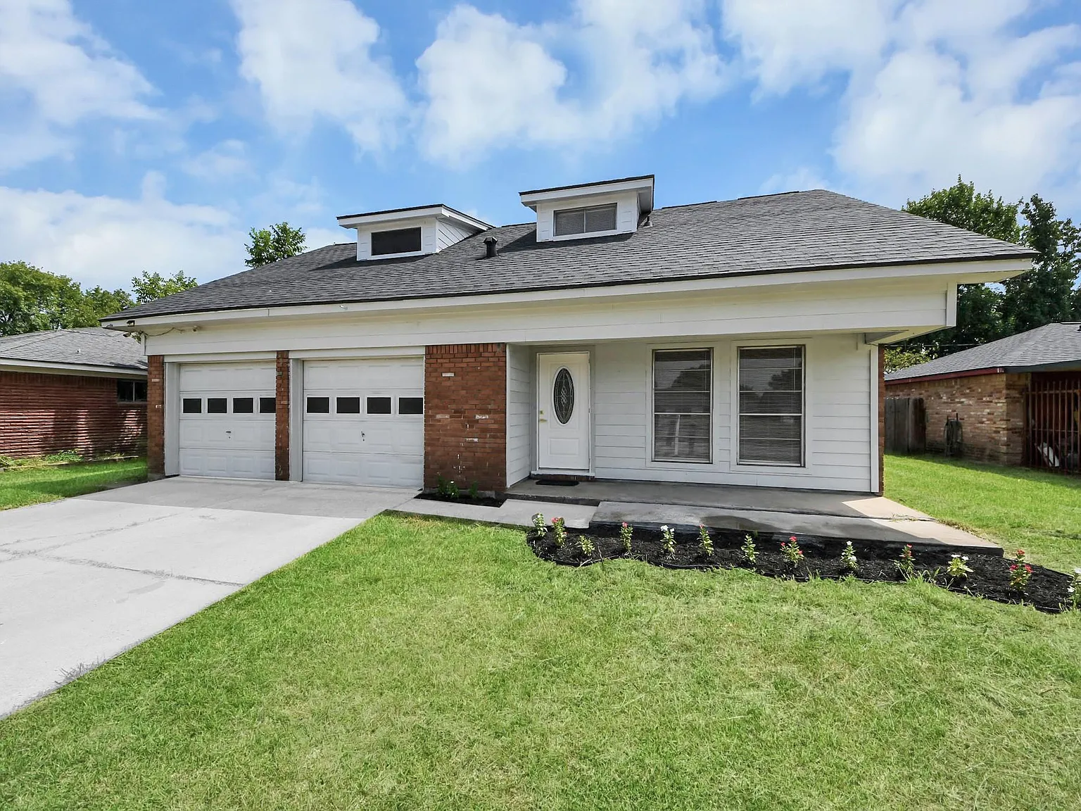4 bed, 1.5 bath, 1471 sqft, $1,900 — Photo 2