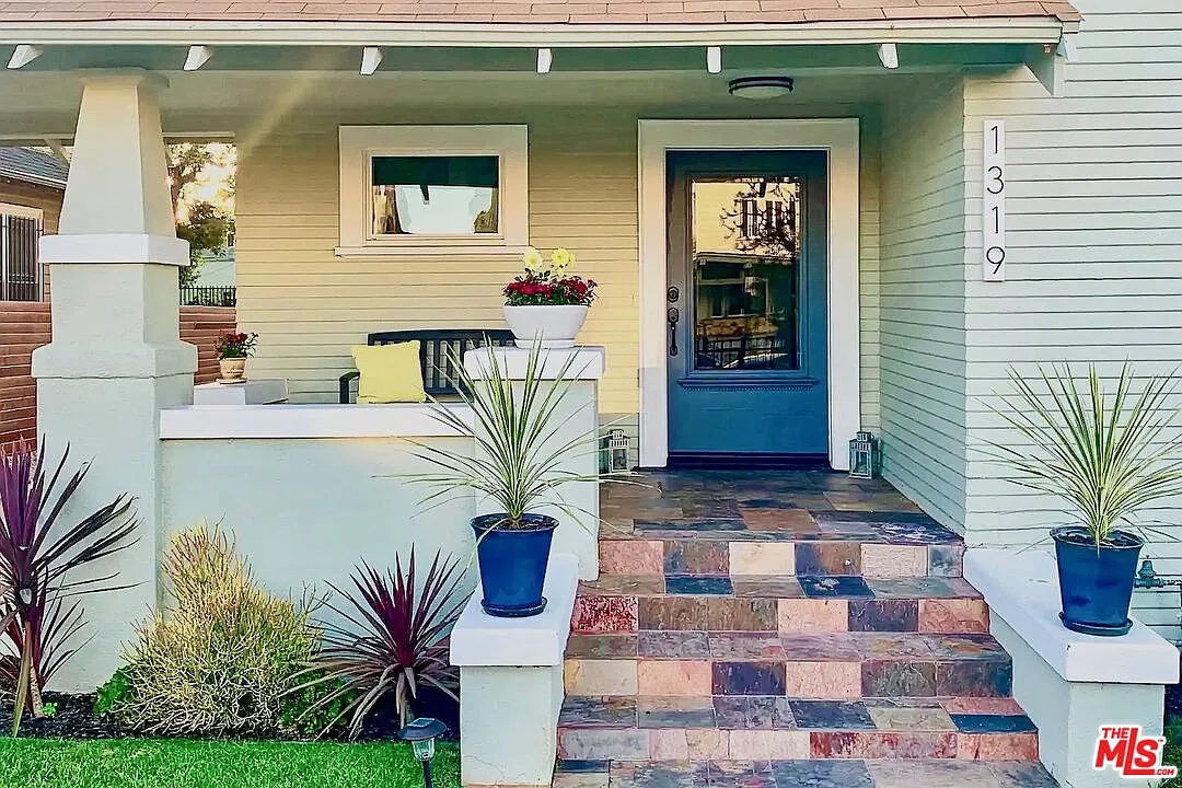 3 bed, 2.5 bath, 2261 sqft, $6,000 — Photo 1