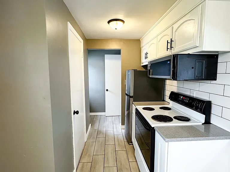 1446 Pilgrim St — Photo 11